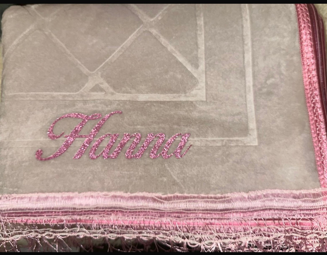 Tapis rose et blanc avec prénom personnalisé