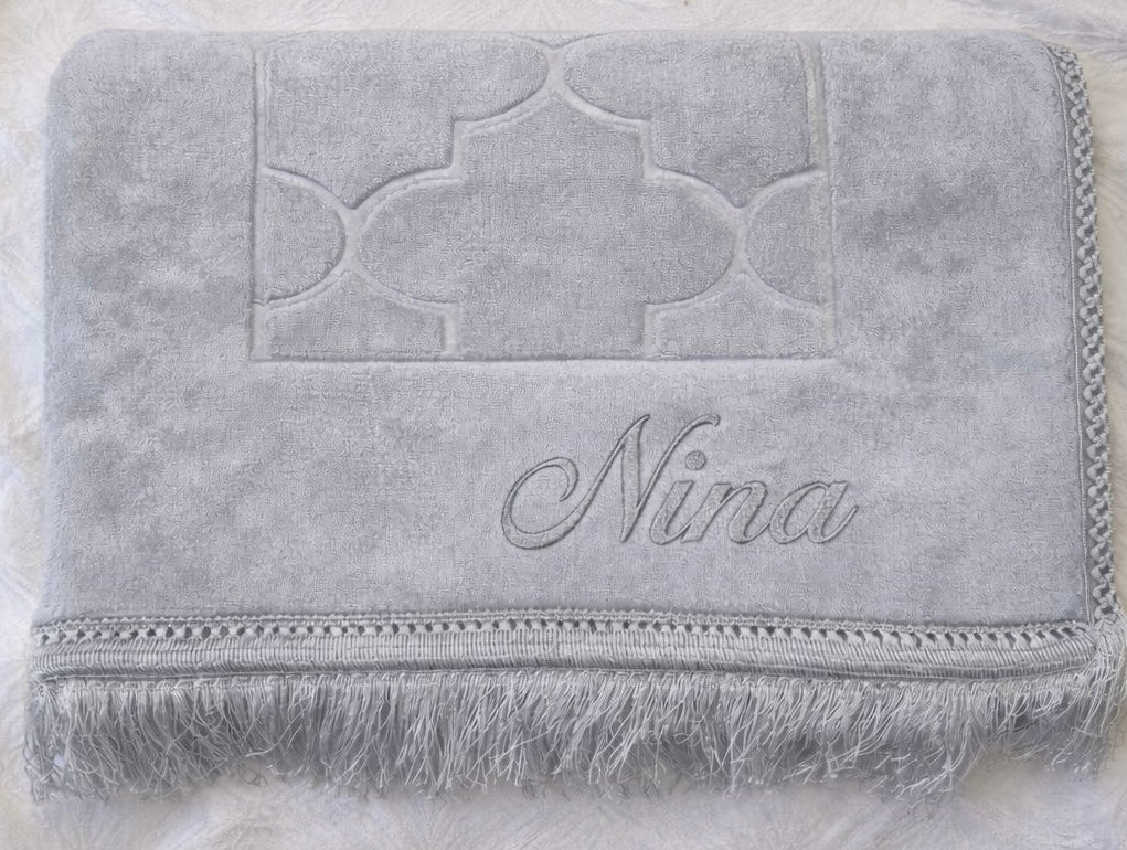 Tapis gris avec prénom personnalisé